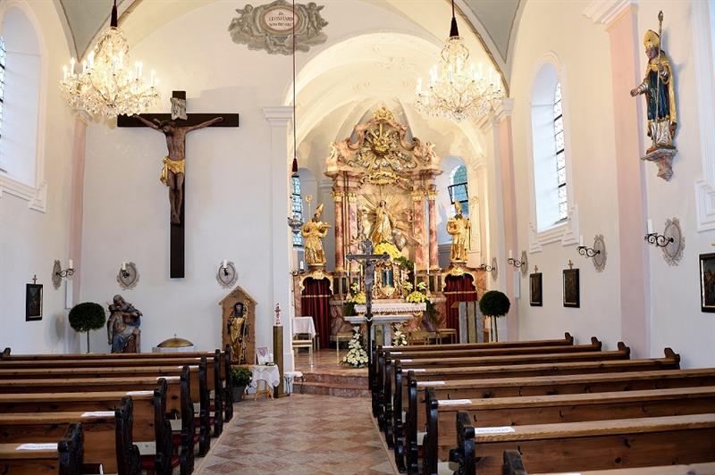 Im Bild: Die 2015 innen neu restaurierte Pfarrkirche